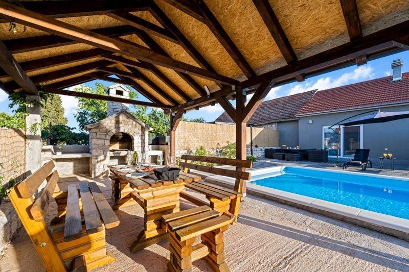 Villa Olive Tree House With Jacuzzi, Wifi And 40M2 Pool Siritovci Esterno foto