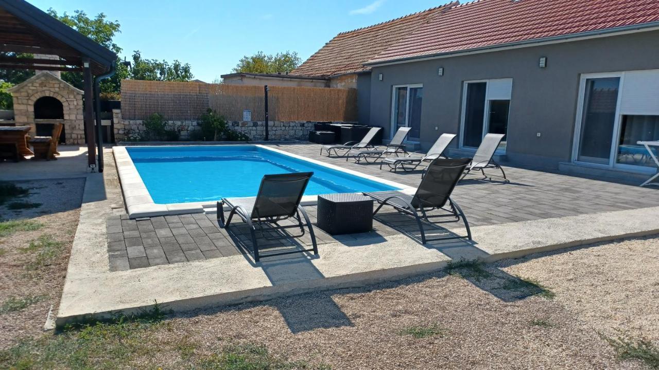 Villa Olive Tree House With Jacuzzi, Wifi And 40M2 Pool Siritovci Esterno foto